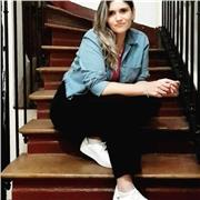 Professora dinâmica que ensina com amor e dedicacão